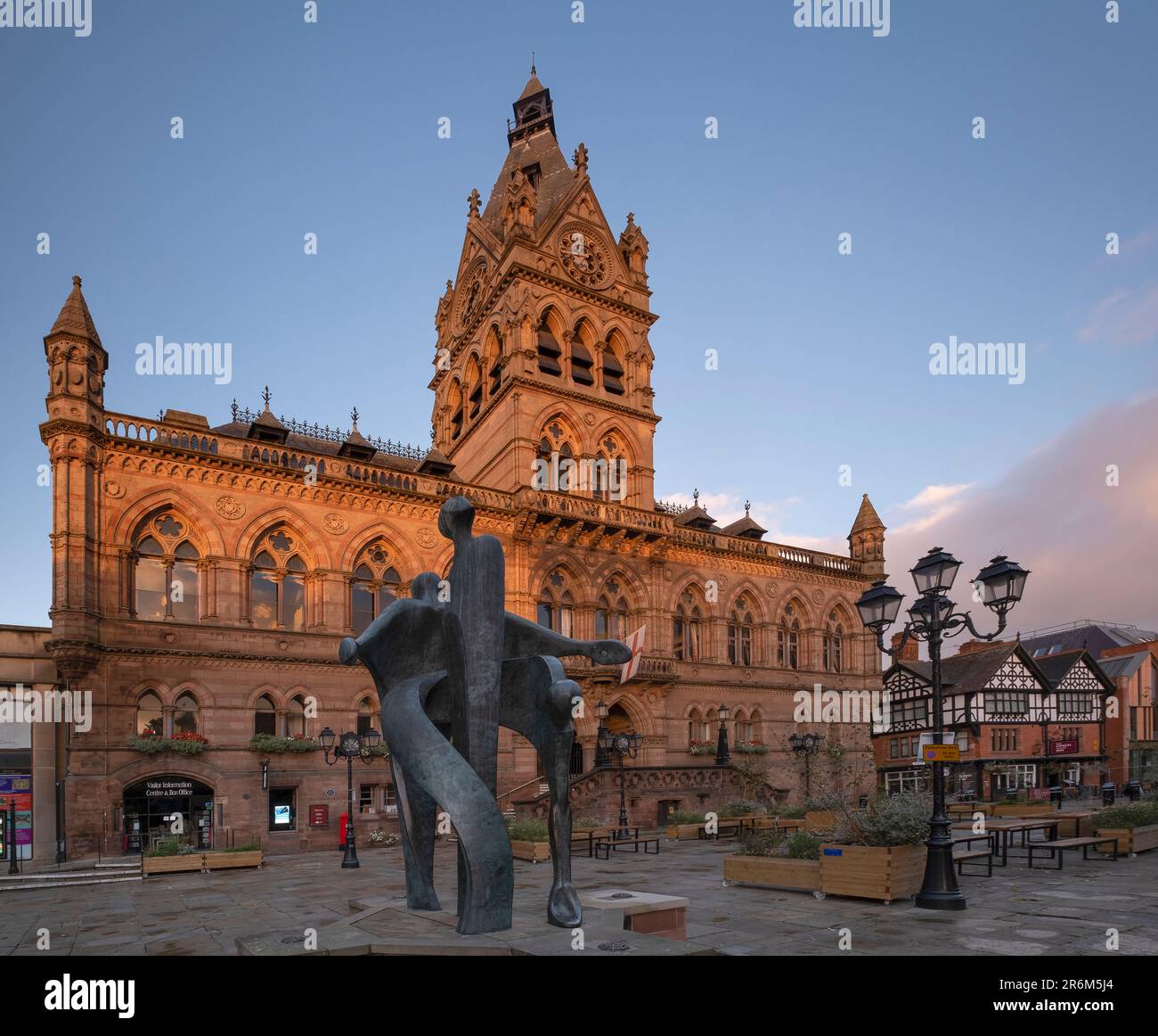 Chester Town Hall und die Feier der Chester Skulptur, Northgate Street, Chester, Cheshire, England, Großbritannien, Europa Stockfoto
