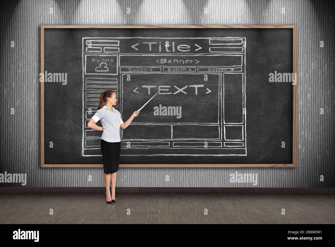 Eine Geschäftsfrau zeigt auf eine Kreidetafel mit einer Zeichenvorlagen-Website Stockfoto