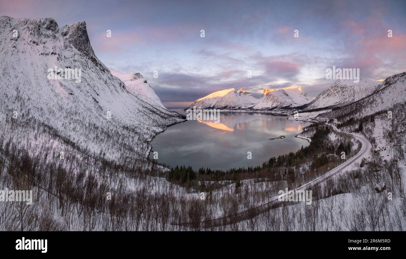 Blick von der Bergsbotn Aussichtsplattform mit Blick auf Bergsfjorden oder Bergsfjord und die Bergsbotn Bergkette bei Tagesanbruch im Winter Stockfoto