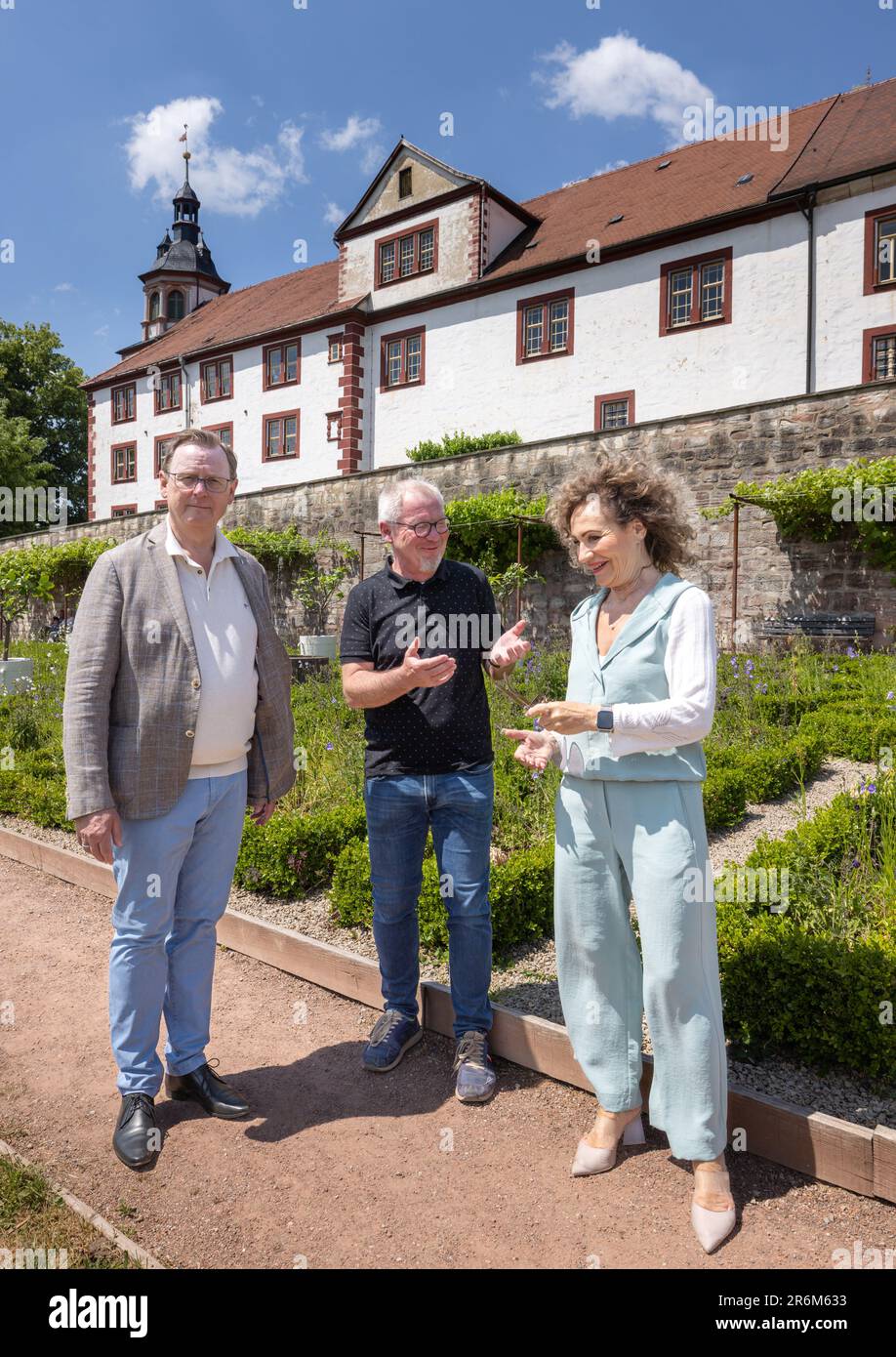 Schmalkalden, Deutschland. 10. Juni 2023. Bodo Ramelow (die Linke, l-r), Premierminister von Thüringen, Kai Lehmann, Museumsdirektor, und Birgit Pommer, Präsident des Staatsparlaments, unterhalten sich am Thüringer Tag 18. vor Schloss Wilhelmsburg. Der Thüringer Tag ist das Staatsfestival des Freistaates Thüringen und das diesjährige Motto lautet „Thüringiens Grüner Tag“. Kredit: Michael Reichel/dpa/Alamy Live News Stockfoto