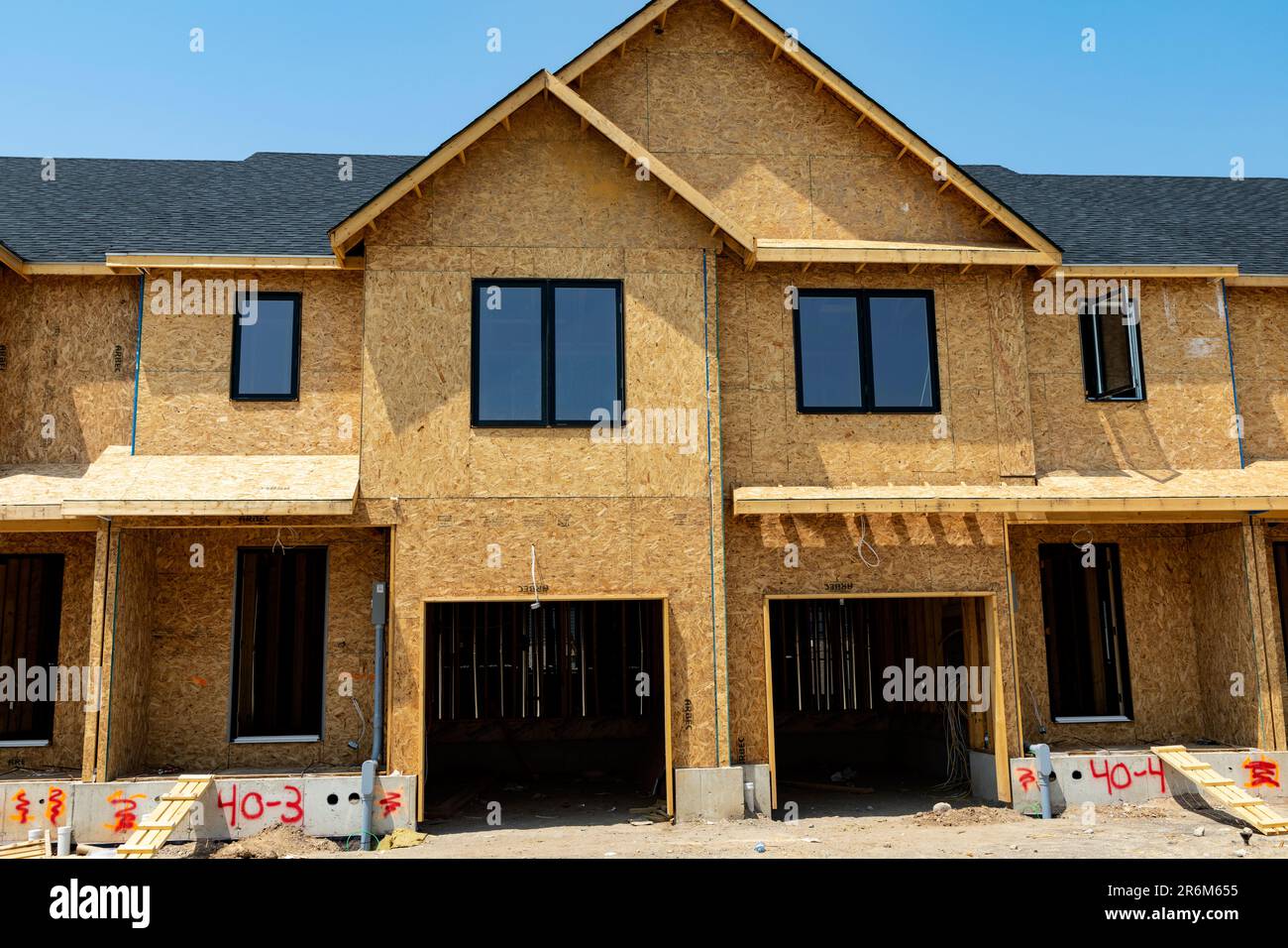 Außenansicht eines im Bau befindlichen gerahmten Wohnhauses in einer Unterteilung. Ontario Kanada Stockfoto