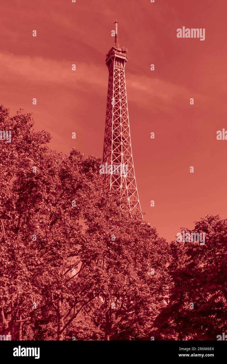 Der Eiffelturm in Paris ist im Sommer rot Stockfoto