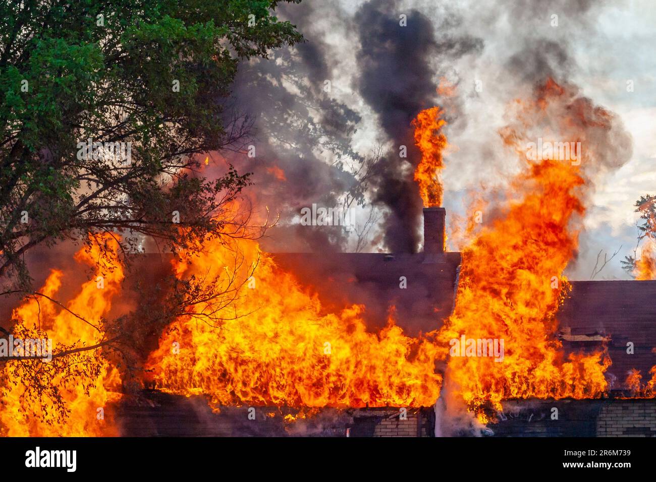 Detroit, Michigan, USA. 10. Juni 2023. Flammen schießen aus dem Schornstein, während ein verlassenes Haus auf der nahöstlichen Seite von Detroit brennt, eine offensichtliche Brandstiftung. Kredit: Jim West/Alamy Live News Stockfoto