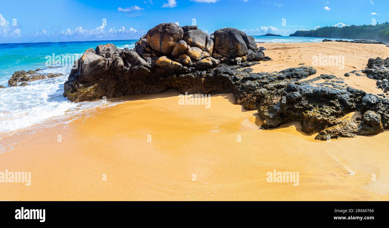 Exponiertes Lava Reef am Sandy Shore von Kauapea Beach, Kauai, Hawaii, USA Stockfoto