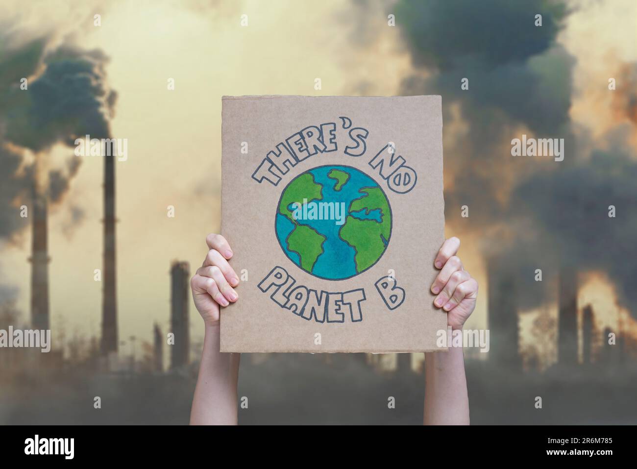 Poster zum Klimawandel auf einem Hintergrund der Verbrennung fossiler Industrieträger: Es gibt keinen Planeten B. Stockfoto