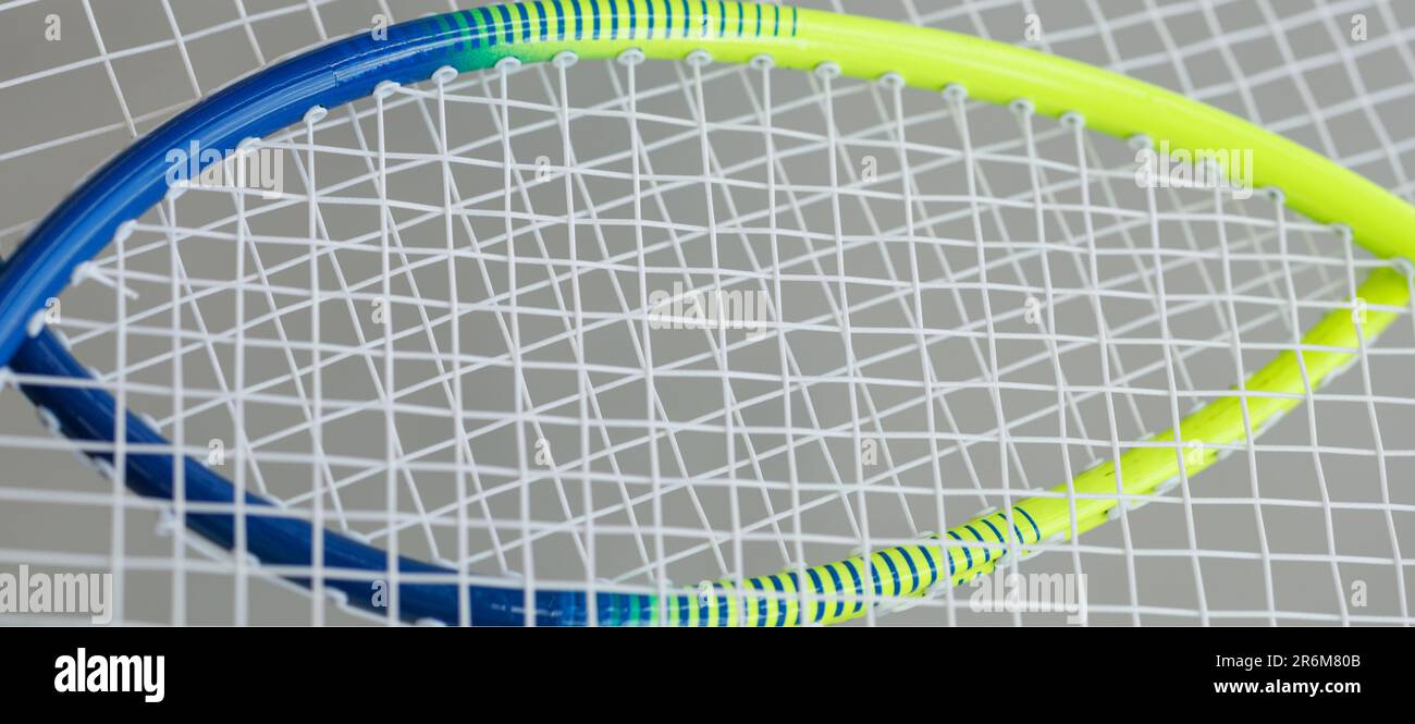 Gekreuzte Tennisschläger in Gelb und Blau mit gestreckten Schnitten Stockfoto