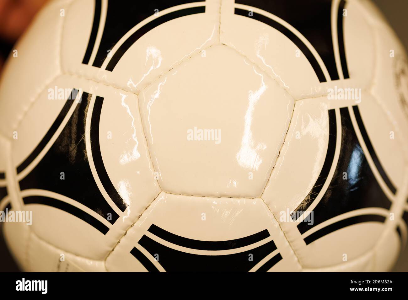 Nahtaufnahmen eines schwarz-weißen Fußballballs Stockfoto