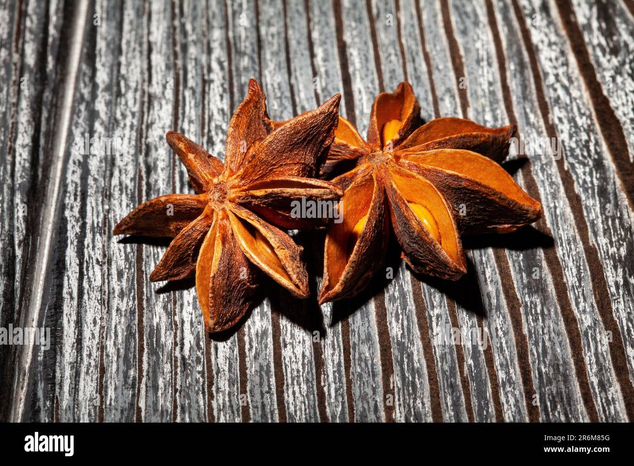 Sternanis auf Holzhintergrund Stockfoto