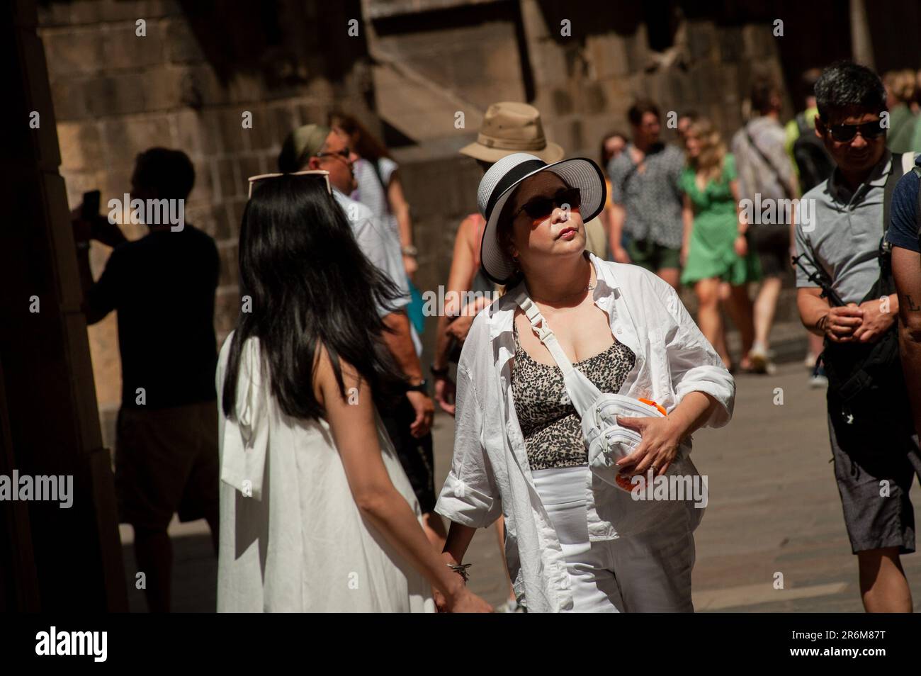 Touristen besuchen Barcelonas gotisches Viertel. Eine aktuelle Studie zeigt, dass mehr als die Hälfte der Kreuzfahrtpassagiere, die Barcelona besuchen, der Meinung sind, dass es zu viele Touristen in den Hotspots der Stadt gibt. Stockfoto