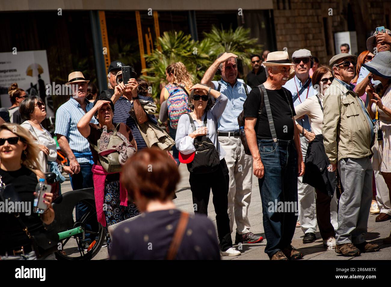 Eine Gruppe von Touristen besucht Barcelonas gotisches Viertel. Eine aktuelle Studie zeigt, dass mehr als die Hälfte der Kreuzfahrtpassagiere, die Barcelona besuchen, der Meinung sind, dass es zu viele Touristen in den Hotspots der Stadt gibt. Stockfoto