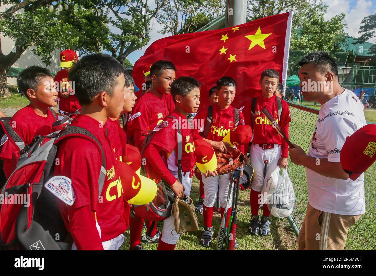 Muntinlupa City, Philippinen. 9. Juni 2023. Sun Lingfeng (1. R), ehemaliger Kapitän der chinesischen Baseballmannschaft und Gründer des Projekts „Power Angel“, Gibt den Mitgliedern des Baseballteams Liangshan Power Angel Anweisungen vor einem Spiel gegen das philippinische Team beim U12-Viertelfinale DER BRONCO League Championships 2023 IN Muntinlupa City, Philippinen, 9. Juni 2023. PASSEND zu „Feature: Eine Gruppe chinesischer Kinder lässt sich vom Baseball inspirieren“. Kredit: Rouelle Umali/Xinhua/Alamy Live News Stockfoto