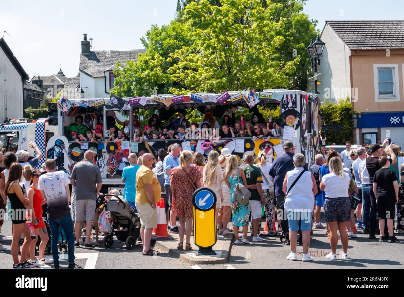 Strathaven, Schottland, Großbritannien. 10. Juni 2023. Die alljährliche Strathaven Gala, die eine Parade von Traktoren und Floßfahrten durch die Straßen der Stadt umfasst, endet mit der Krönungszeremonie der Königin am John Hastie Park Bandstand. Die Galakönigin für 2023 ist Kayley Lawrence, die von ihrem Champion Daniel Thomson begleitet wird. Beide sind Studenten an der Strathaven Academy. Kredit: Skully/Alamy Live News Stockfoto