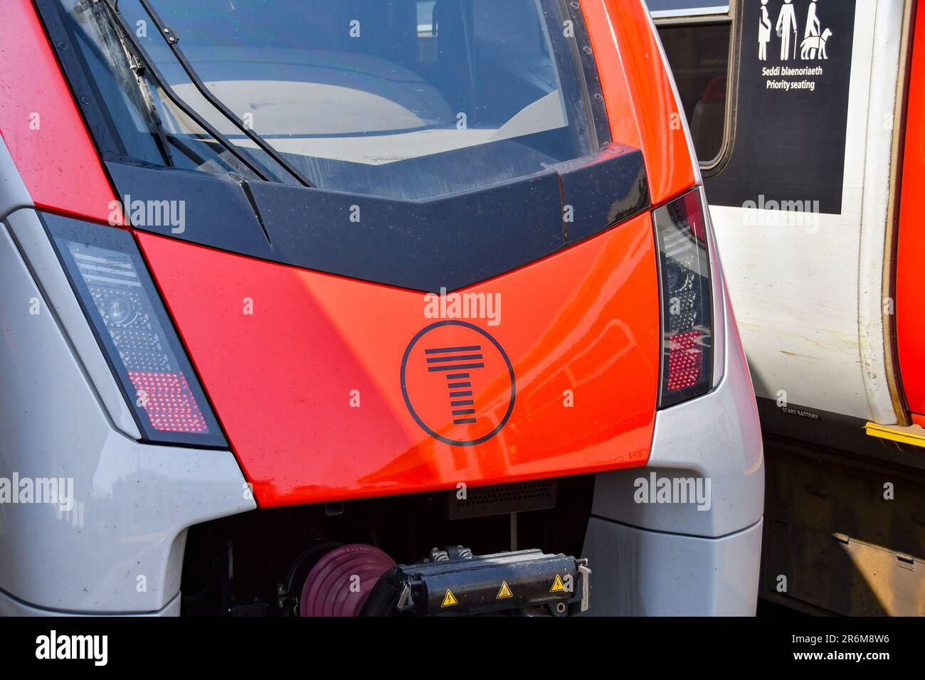 Cardiff, Wales - 8. Juni 2023: Vor einem neuen Zug, der von Transport for Wales in der South Wales Metro betrieben wird Stockfoto