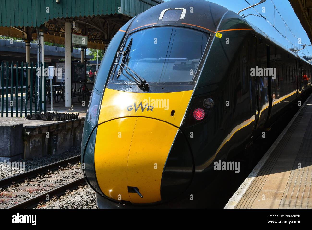 Cardiff, Wales - Juni 2023: Elektrischer Hochgeschwindigkeitszug, der von der Great Western Railway am Hauptbahnhof von Cardiff betrieben wird Stockfoto