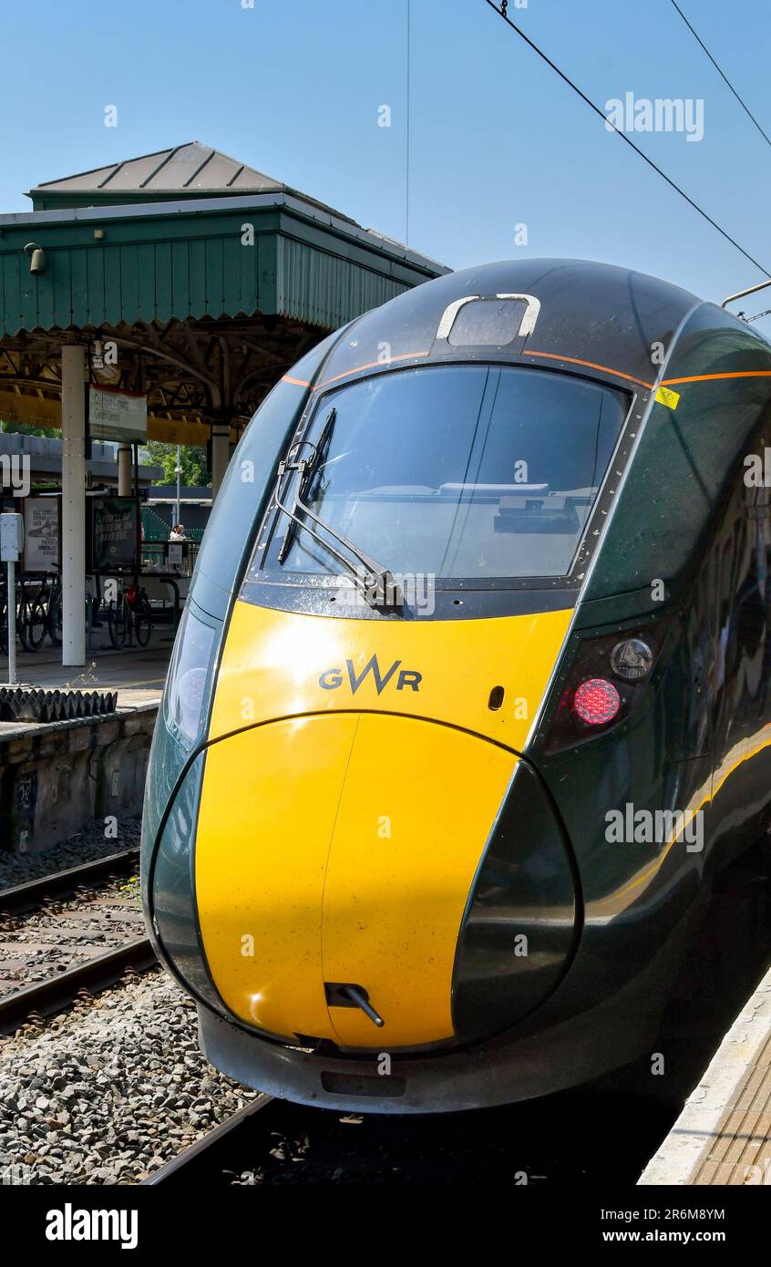 Cardiff, Wales - Juni 2023: Elektrischer Hochgeschwindigkeitszug, der von der Great Western Railway am Hauptbahnhof von Cardiff betrieben wird Stockfoto