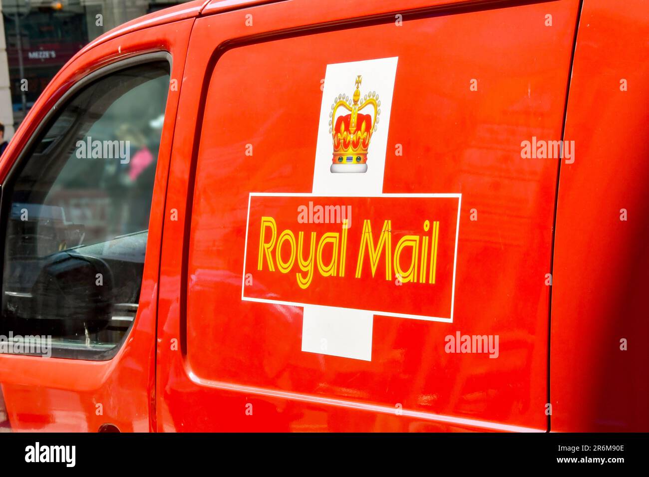 Cardiff, Wales - 8. Juni 2023: Seitenansicht eines Royal Mail Post-Lieferwagens. Stockfoto