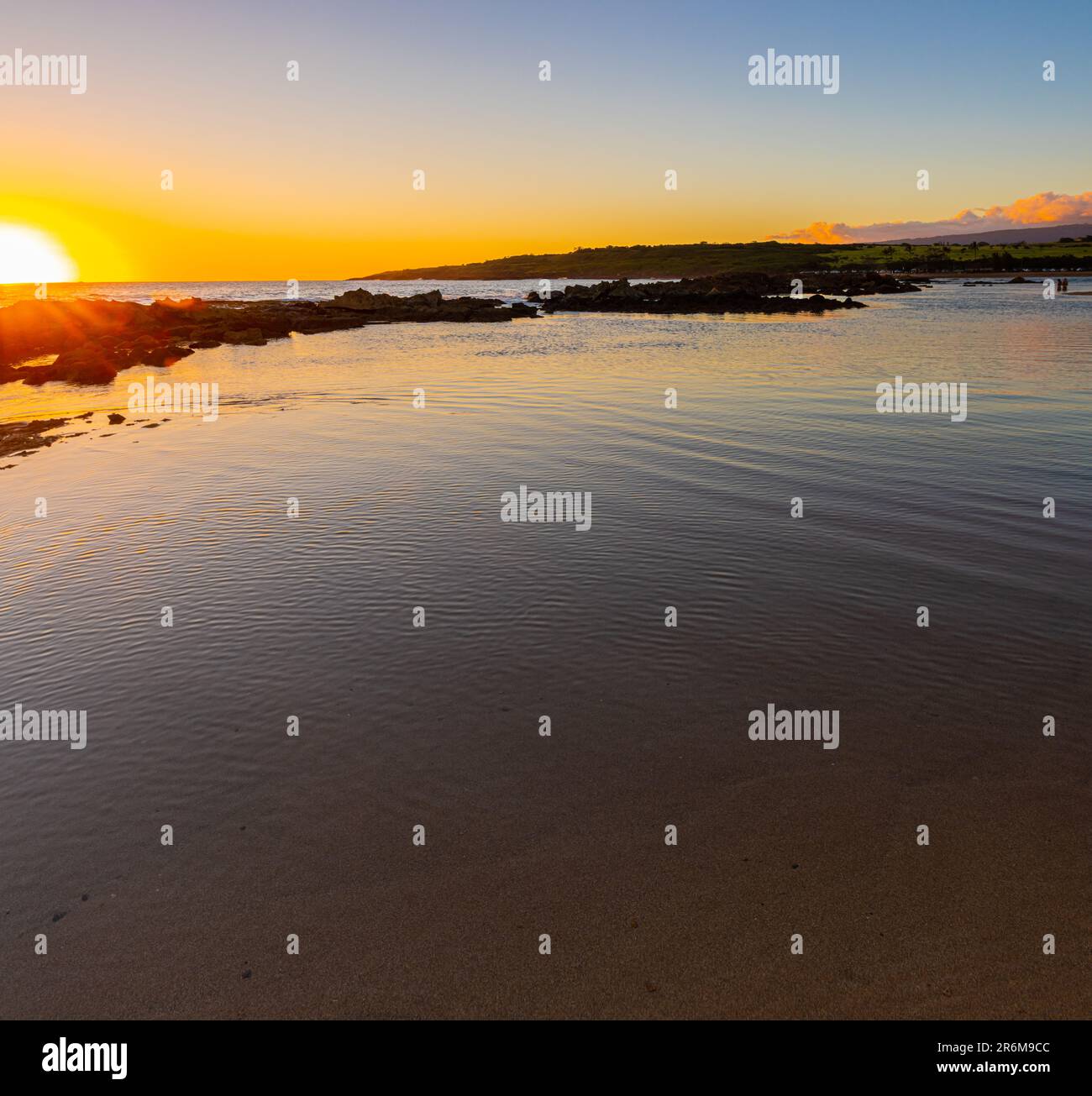 Sonnenuntergang über Gezeitenpools am Salt Pond Beach, Salt Pond Beach Park, Hanapepe, Kauai, Hawaii, USA Stockfoto