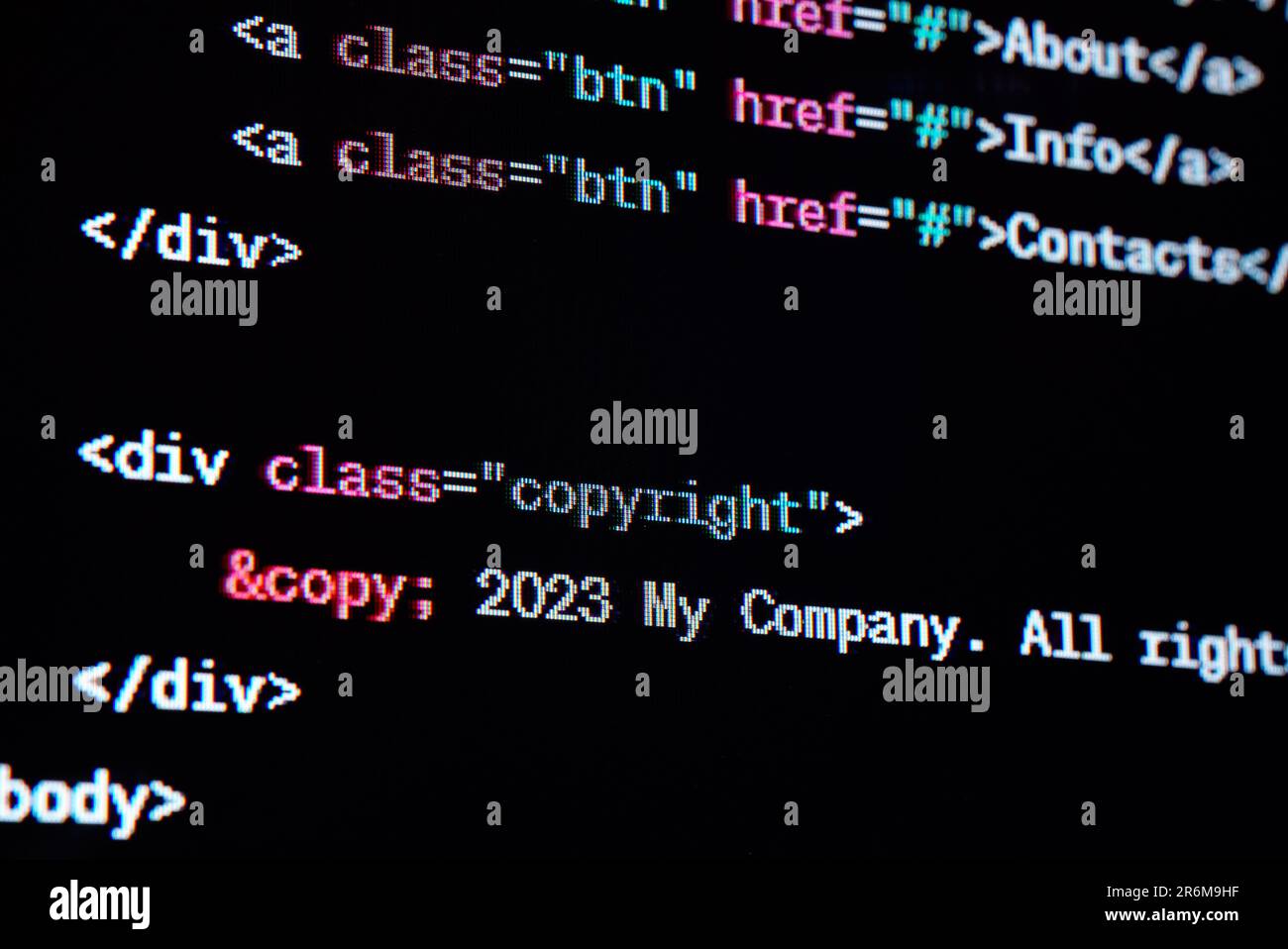 Quellcode der HTML-Website auf dem Bildschirm. Stockfoto