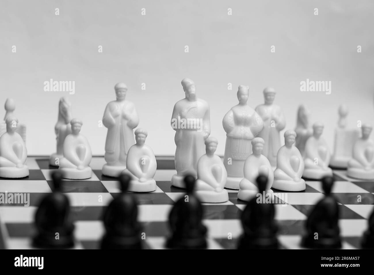 Ukrainisches Schach mit Gogols Helden im Vorstand symbolisiert Schlacht und Krieg Stockfoto