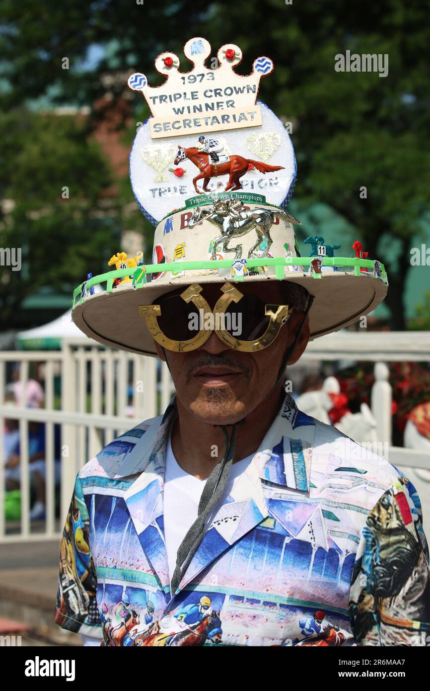 Elmont, Usa. 10. Juni 2023. Ein Rennfan hat einen schicken Hut vor dem 155. Rennen von Belmont Stakes in Elmont, New York, am Samstag, den 10. Juni 2023. Foto: Mark Abraham/UPI Credit: UPI/Alamy Live News Stockfoto