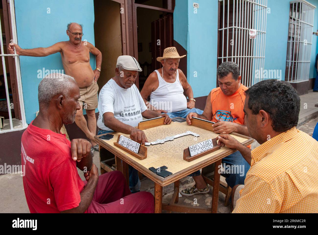 Trinidad, Kuba. Männer spielen mit Freunden Domino auf der Straße. Nur redaktionelle Verwendung. Stockfoto
