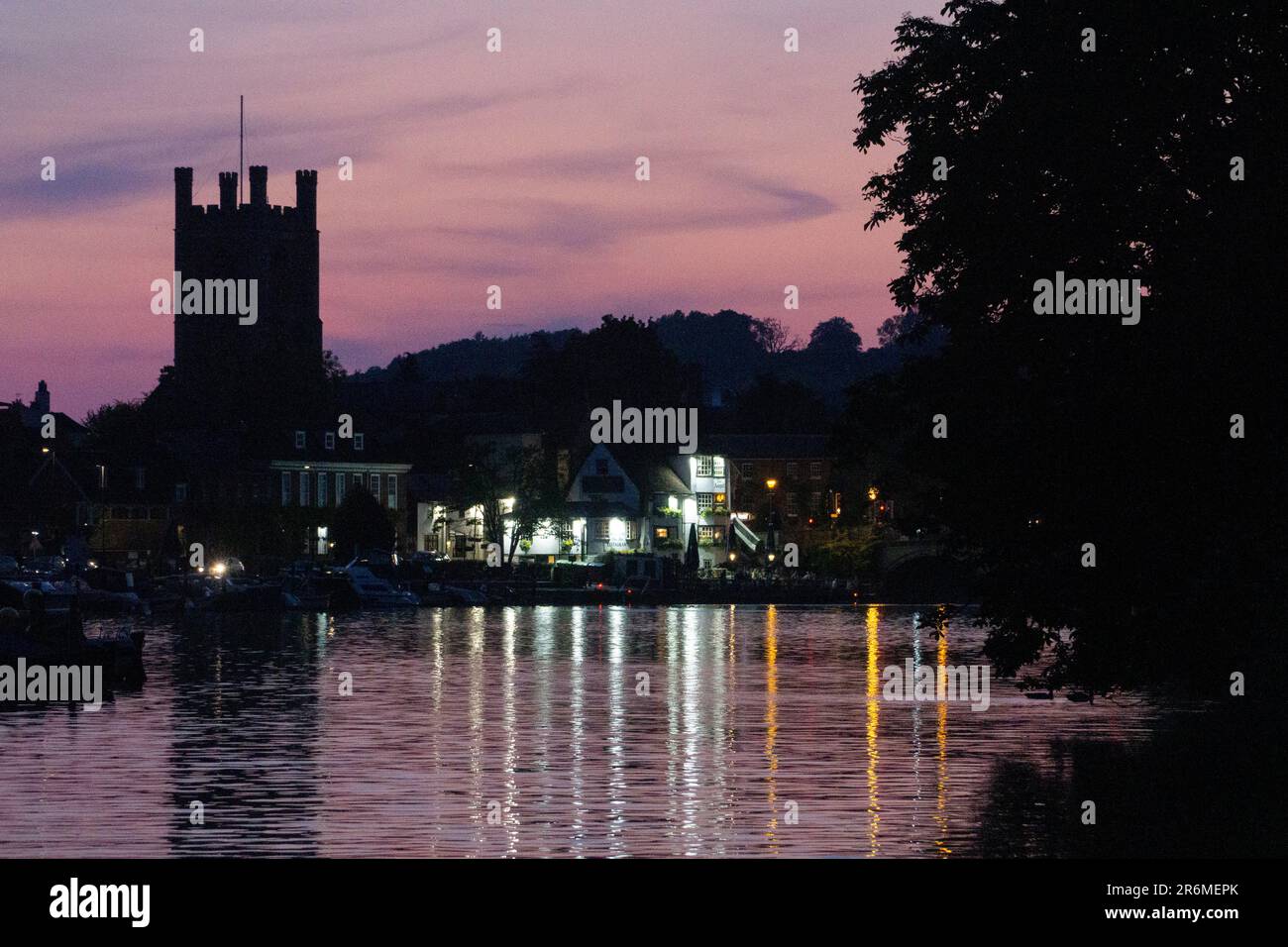 Henley-on-Thames, 9. Juni 2023: Sonnenuntergang auf der Themse in der Nähe von Henley, mit dem Turm der St. Mary's Kirche vor einem rosa und blauen Himmel. Anna Watson/Alamy Live News Stockfoto