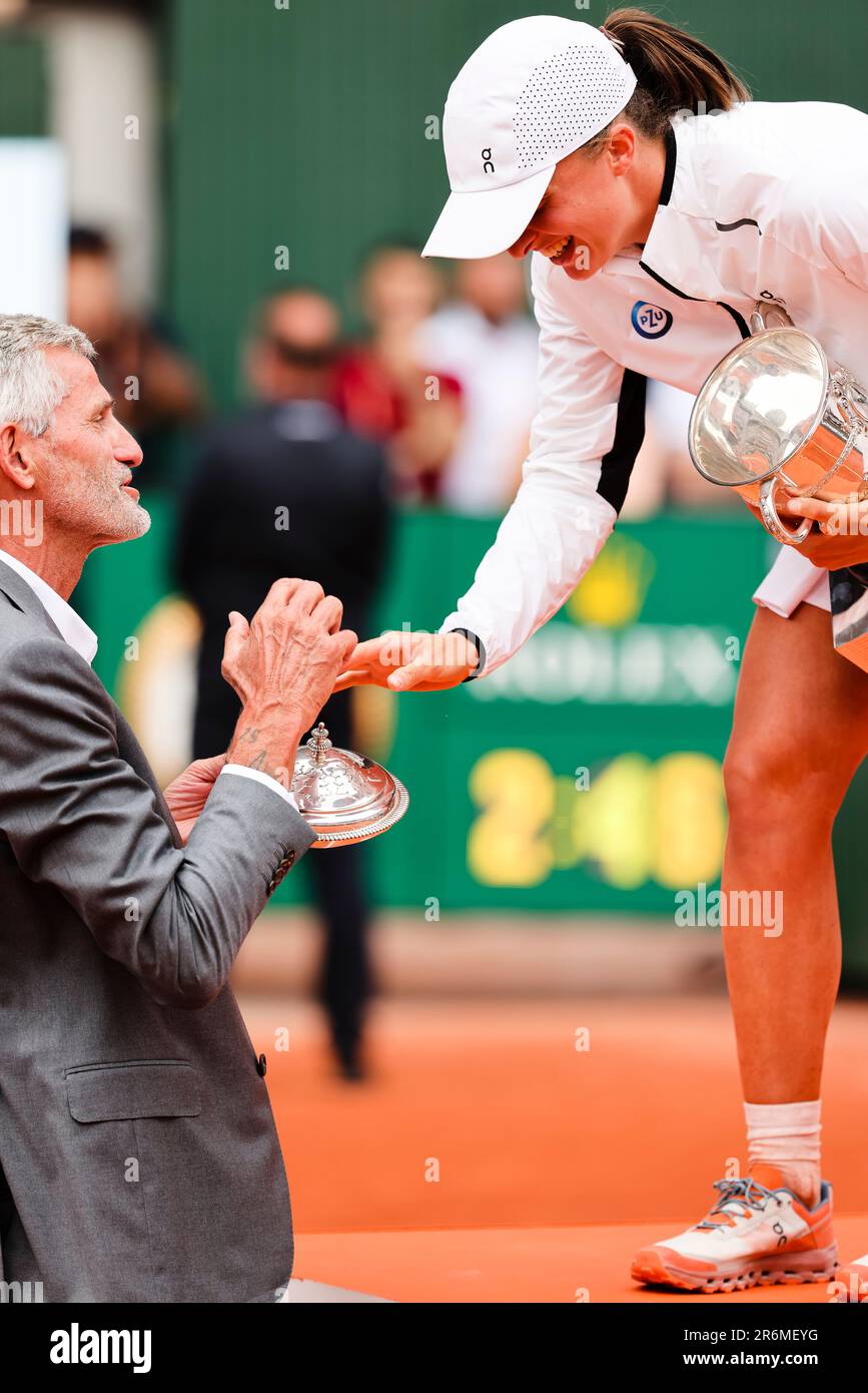 Paris, Frankreich. 10. Juni 2023. Tennisspieler IGA Swiatek aus Polen und Präsident des französischen Tennisverbands Gilles Moretton beim French Open Grand Slam Tennis Turnier 2023 in Roland Garros, Paris, Frankreich. Frank Molter/Alamy Live-Nachrichten Stockfoto