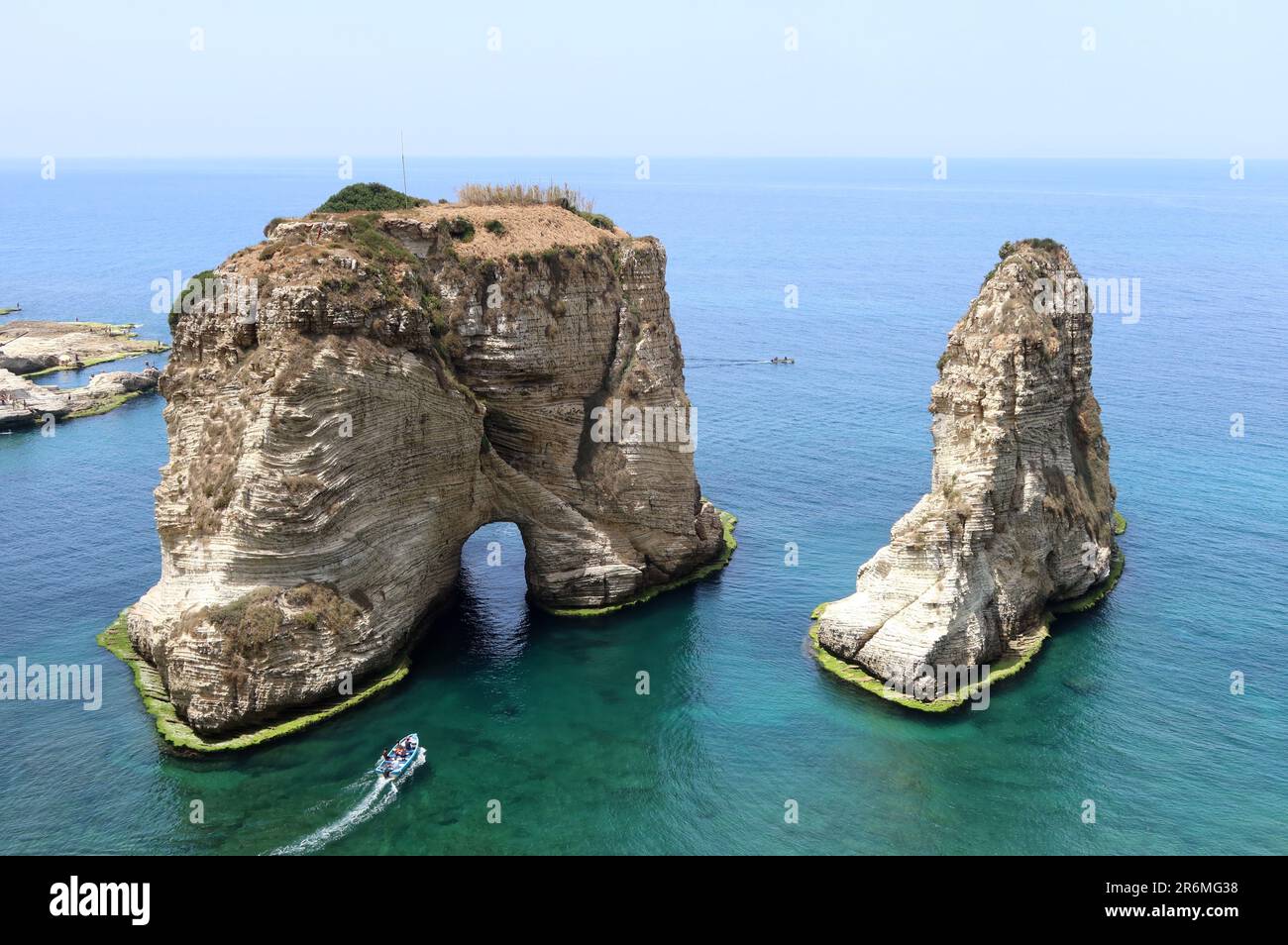 Beirut, Libanon. 10. Juni 2023. Blick auf Raouchi Rocks, Beirut, Libanon, am 10 2023. Juni. Die beiden Felsformationen, auf Englisch „Pigeons' Rocks“, sind ein beliebtes Touristenziel, das der Umgebung Namen gibt. (Foto: Elisa Gestri/SIPA USA) Kredit: SIPA USA/Alamy Live News Stockfoto