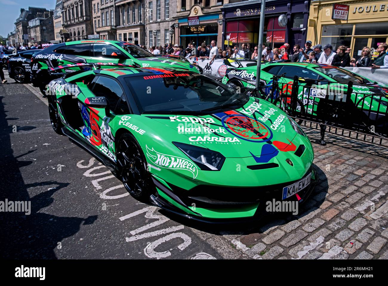 Hochleistungsautos werden vor Beginn der Gumball 3000 European Tour in George Street, Edinburgh, Schottland, Großbritannien ausgestellt. Stockfoto