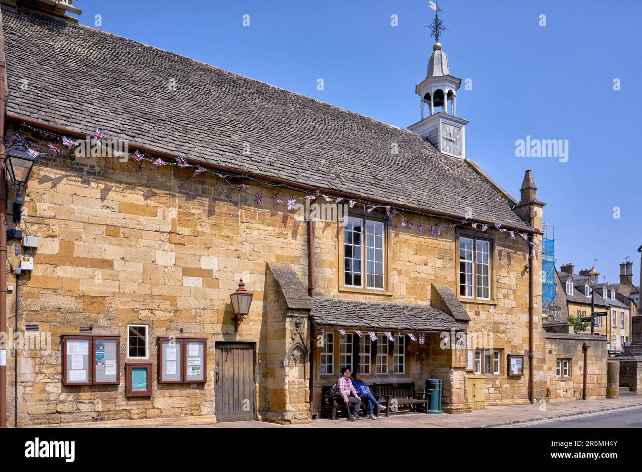 Chipping Campden, Uhrturm, Rathaus, High Street, Cotswolds, Gloucestershire, England, Großbritannien Stockfoto