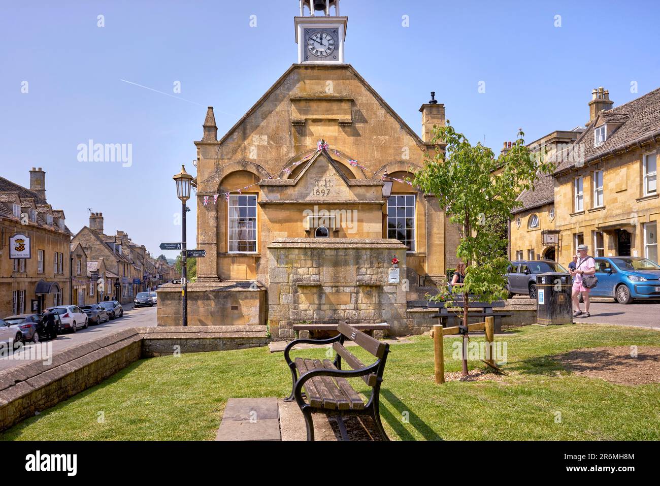 Chipping Campden, Uhrturm, Rathaus, High Street, Cotswolds, Gloucestershire, England, Großbritannien Stockfoto