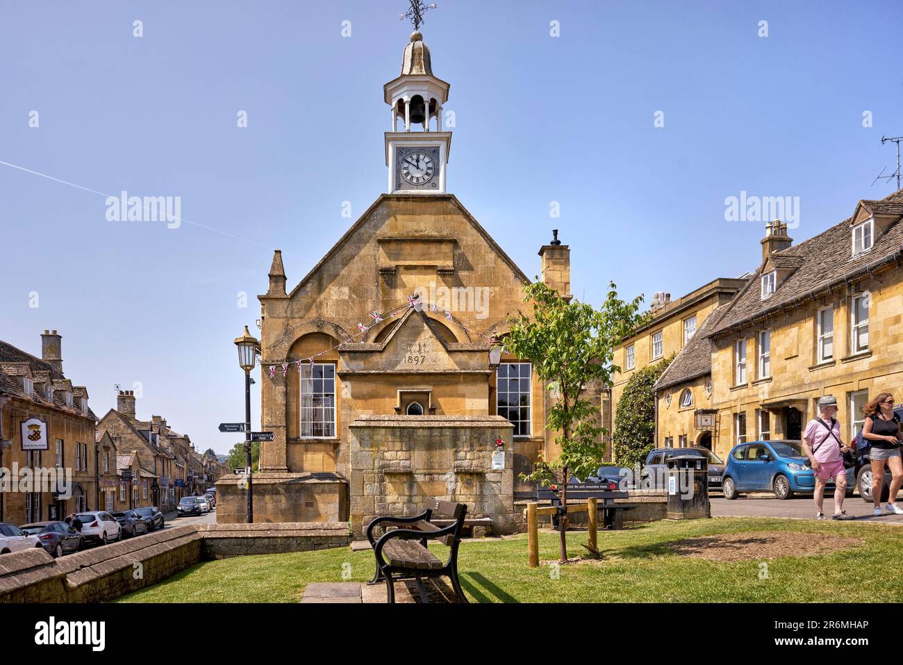 Chipping Campden, Uhrturm, Rathaus, High Street, Cotswolds, Gloucestershire, England, Großbritannien Stockfoto