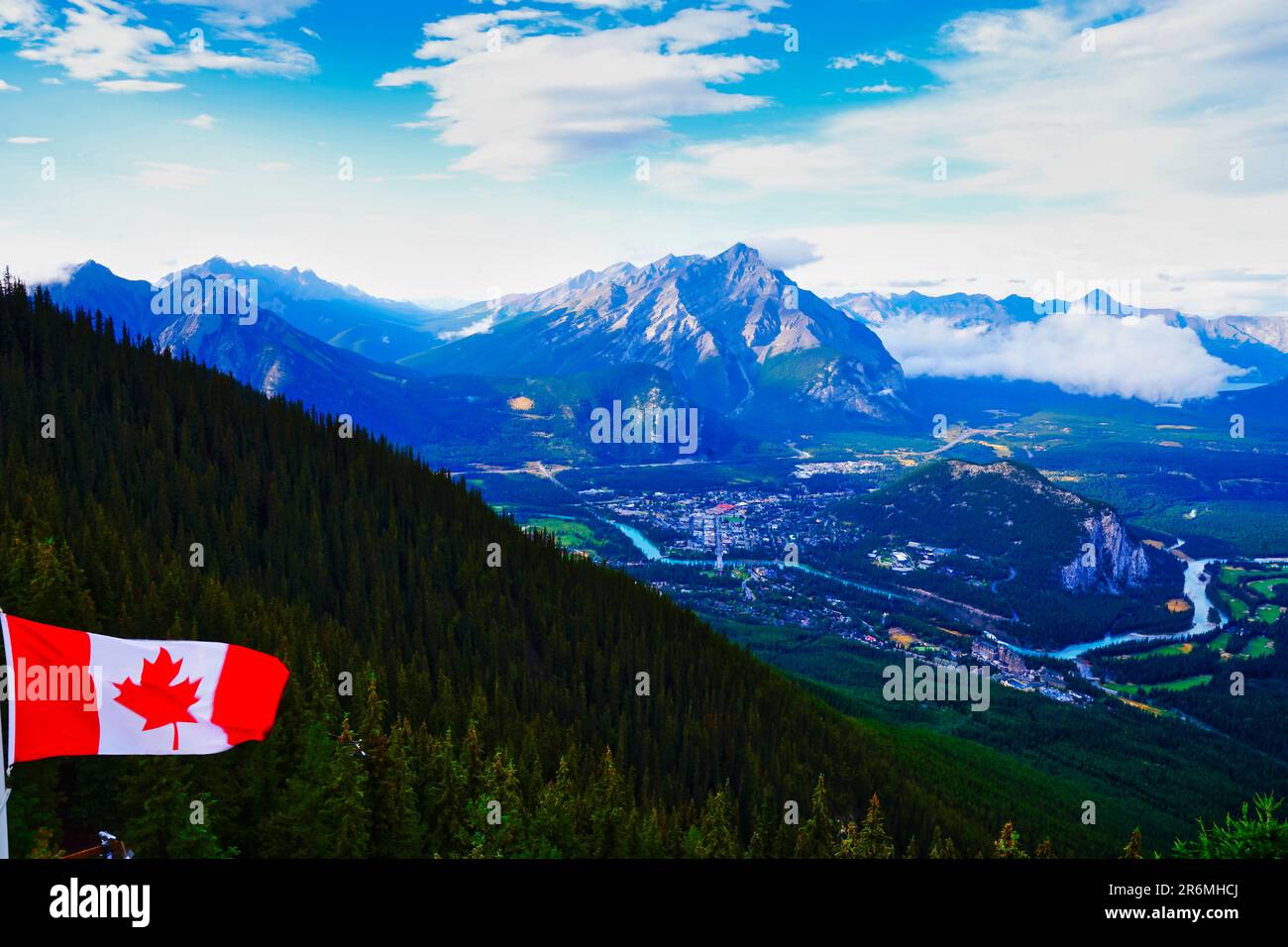 Eine kanadische Flagge vor dem Hintergrund des Cascade Mountain in Banff vom Gipfel des Sulphur Mountain in den Kanadischen rockies Stockfoto