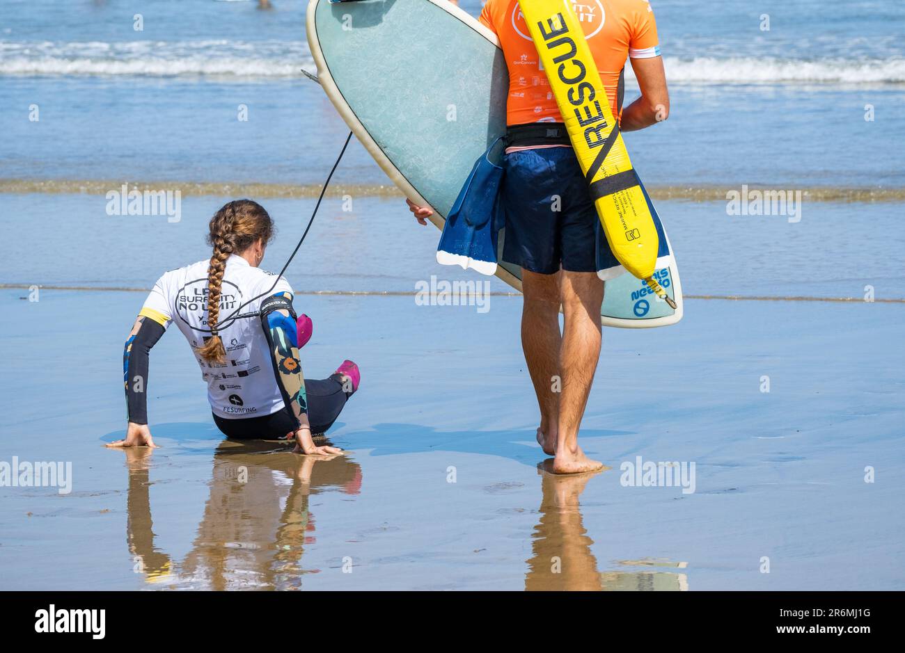 Las Palmas, Gran Canaria, Kanarische Inseln, Spanien. 10. Juni 2023. Surfer, die am internationalen adaptiven LPA Surf City No Limit/Lpara Surfing-Wettbewerb teilnehmen. Surfer mit einer Vielzahl körperlicher Behinderungen treten vom 9. Bis 11. Juni am Stadtstrand von Las Palmas auf Gran Canaria an. Kredit: Alan Dawson/Alamy Live News. Stockfoto