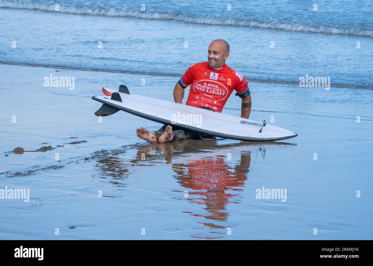 Las Palmas, Gran Canaria, Kanarische Inseln, Spanien. 10. Juni 2023. Surfer, die am internationalen adaptiven LPA Surf City No Limit/Lpara Surfing-Wettbewerb teilnehmen. Surfer mit einer Vielzahl körperlicher Behinderungen treten vom 9. Bis 11. Juni am Stadtstrand von Las Palmas auf Gran Canaria an. Kredit: Alan Dawson/Alamy Live News. Stockfoto