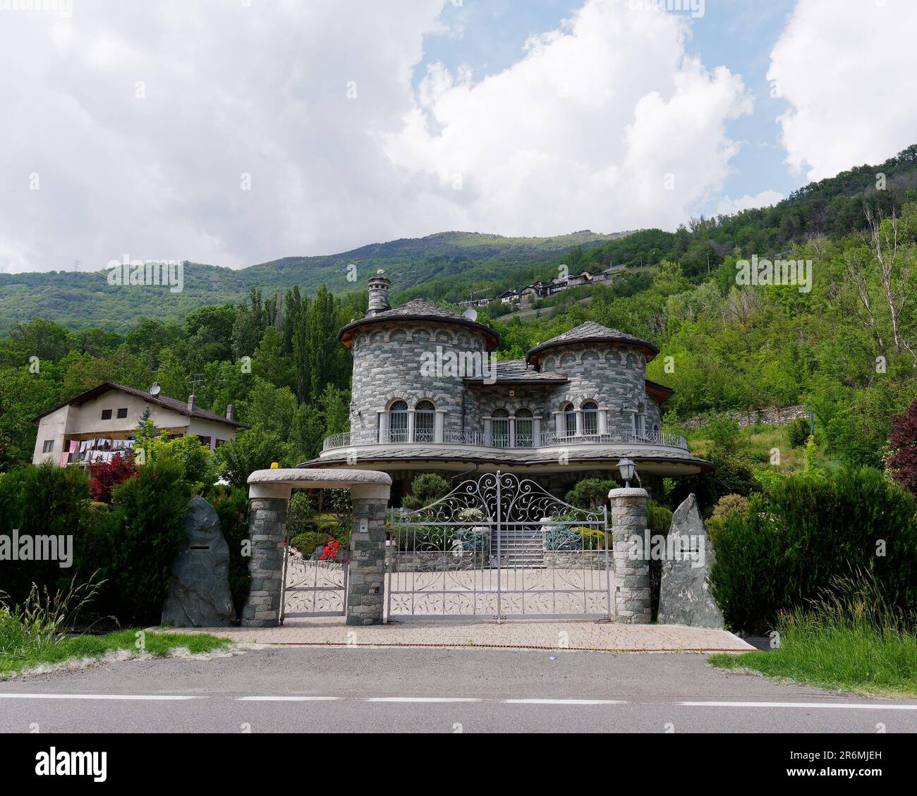 Sehr markantes Steinhaus im Burgstil mit zwei Türmen, in der Nähe von NUS, Aosta Valley, Italien Stockfoto