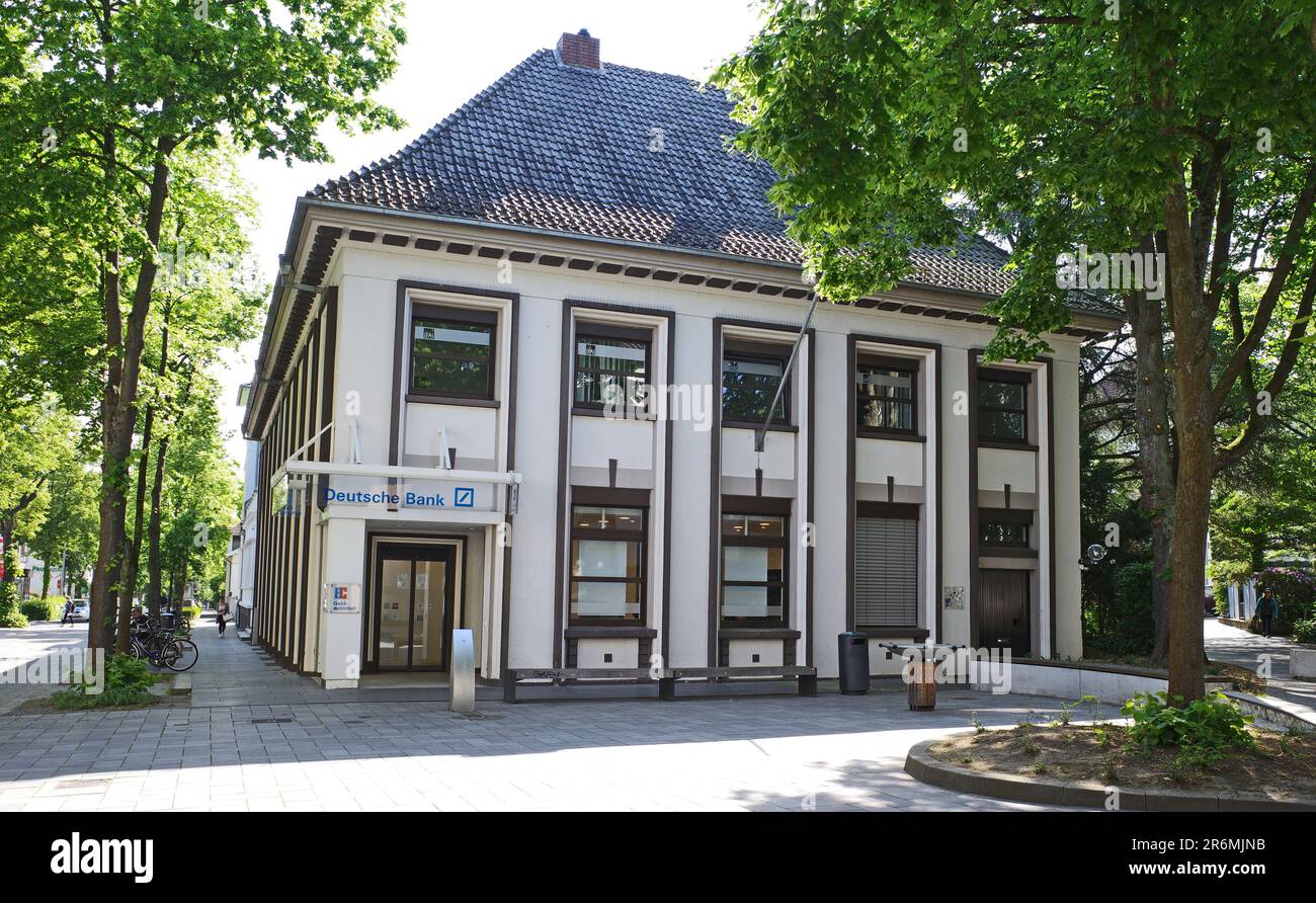 Bad Oeynhausen, Deutschland, Juni 6 2023 Eine Zweigstelle der Deutschen Bank. Das Gebäude ist als Denkmal in Bad Oeynhausen gelistet Stockfoto