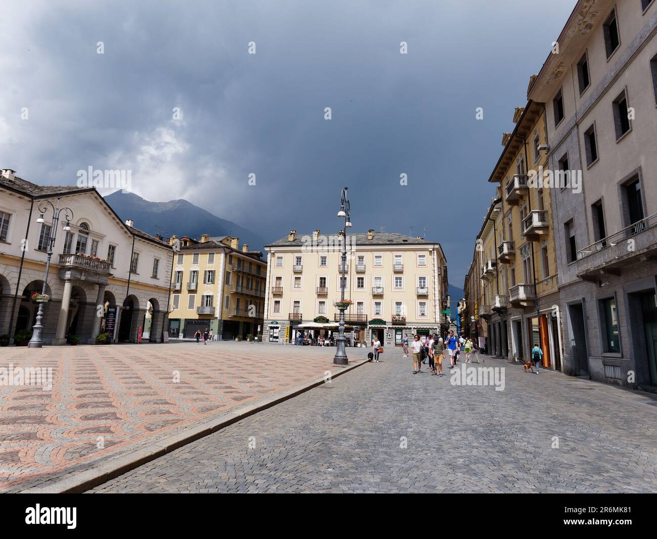 Hauptplatz, Piazza Emile Chanoux, Stadt Aosta, Aosta Valley Italien. Dunkle Wolken oben Stockfoto