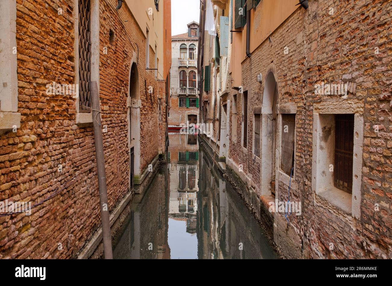 Intimer Blick auf den Kanal inmitten der Wohnmauer von Venedig Stockfoto