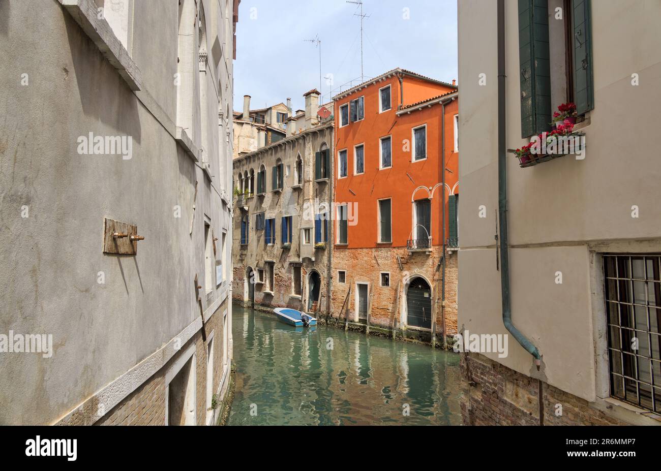 Intimer Blick auf den Kanal inmitten der Wohnmauer von Venedig Stockfoto