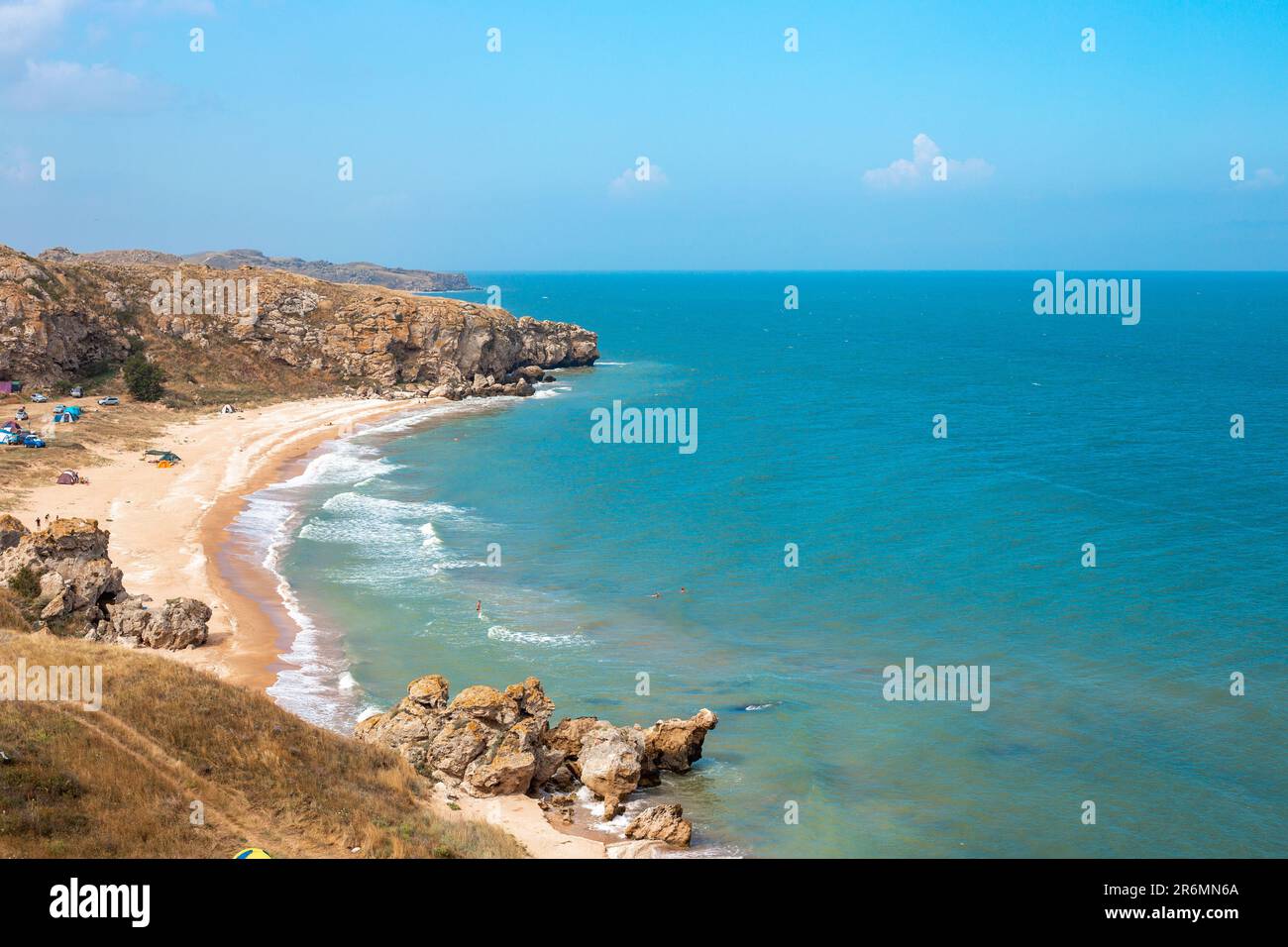 Meeresküste mit felsigem Ufer und Sandstrand. Asowsche See auf der Krim. Stockfoto