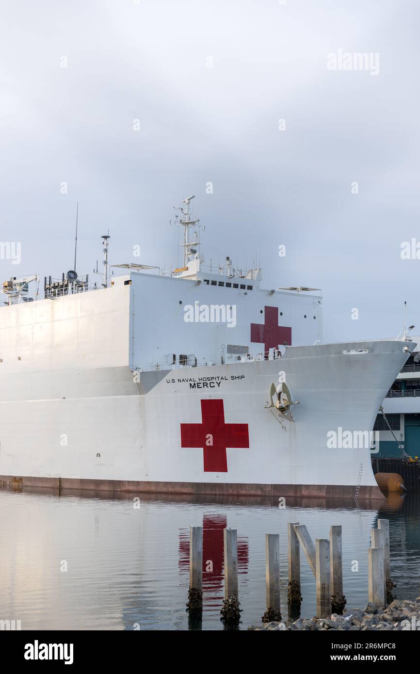 Das US Navy Hospital Ship Mercy in einem Hafen in Los Angeles, Kalifornien, als Reaktion auf die COVID-Krise. Stockfoto