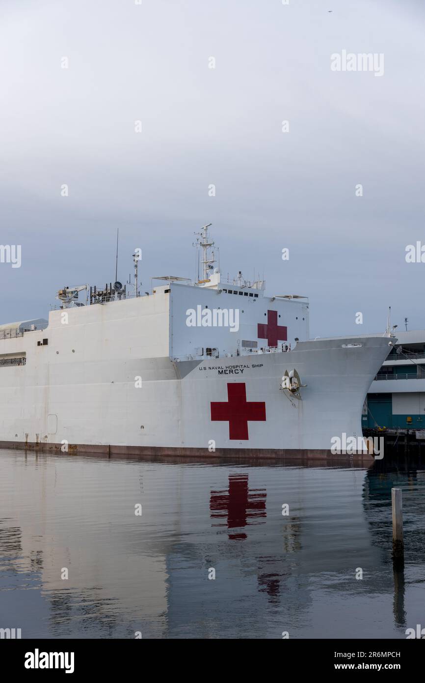 Das US Navy Hospital Ship Mercy in einem Hafen in Los Angeles, Kalifornien, als Reaktion auf die COVID-Krise. Stockfoto