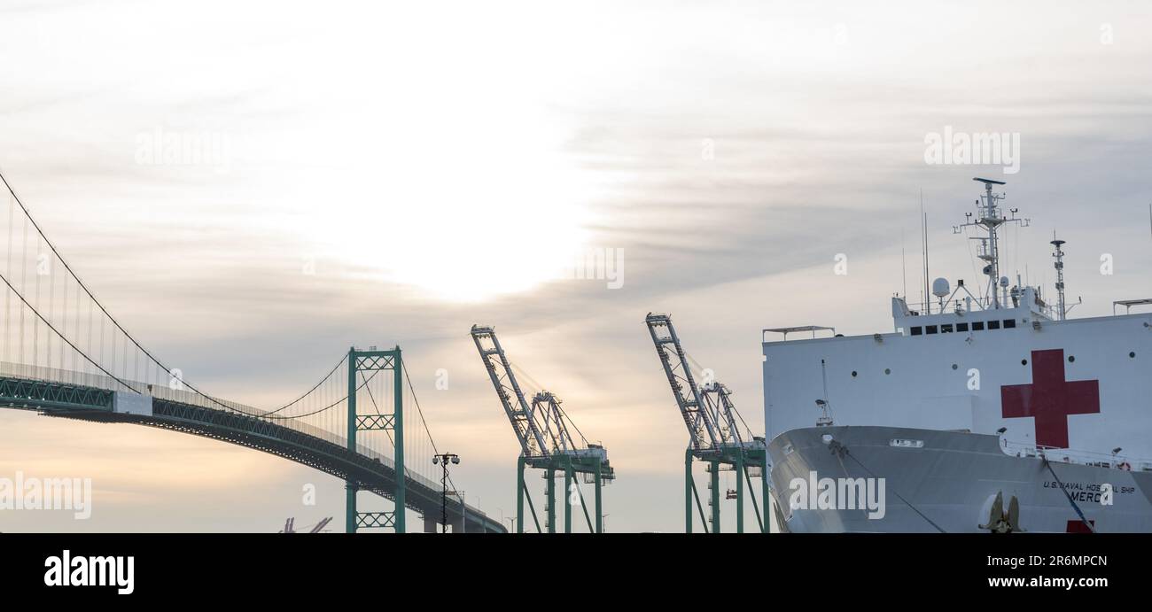 Das US Navy Hospital Ship Mercy in einem Hafen in Los Angeles, Kalifornien, als Reaktion auf die COVID-Krise. Stockfoto