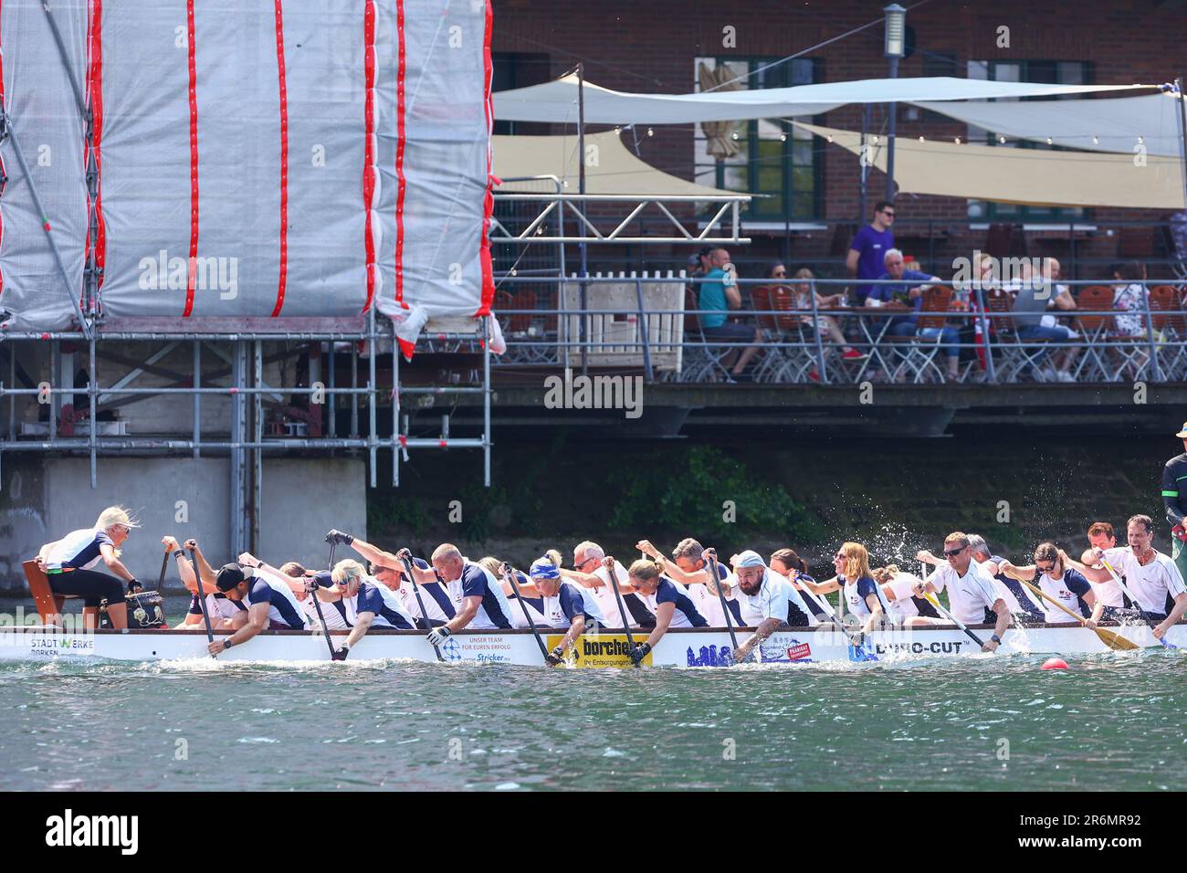 Duisburg, Deutschland 10.06.2023. Dragon Boat Regatta in der inneren Marina des Hafens von Duisburg. Teams aus ganz Deutschland nehmen an der inzwischen berühmten Regatta Teil, die den Guinness-Weltrekord für das weltweit größte Ereignis seiner Art hält. Kredit: NewsNRW / Alamy Live News Stockfoto