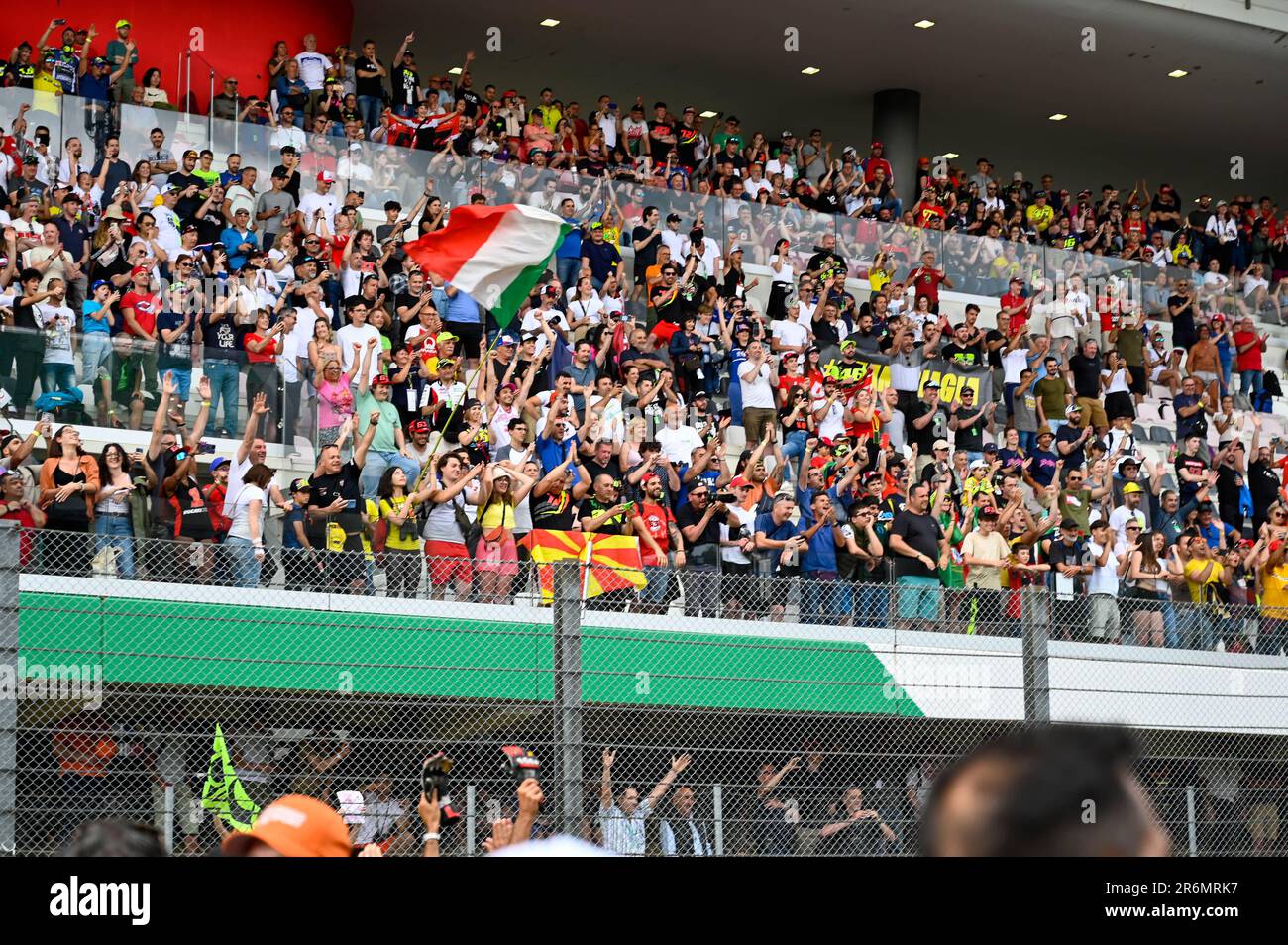 Mugello, Italien. 10. Juni 2023. Fans von Mugello International Circuit stehen während des Tissot Sprint MotoGP Grand Prix von Italien, MotoGP World Championship in Mugello, Italien, Juni 10 2023 Kredit: Independent Photo Agency/Alamy Live News Stockfoto