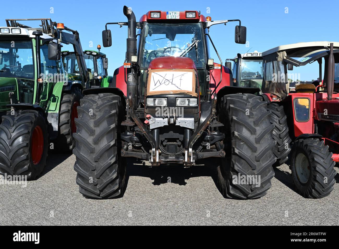 Aurich, Deutschland. 10. Juni 2023. Am Rande der Veranstaltung ist ein Schild mit der durchgestrichenen Aufschrift „Wolf“ an einem Traktor angebracht. Die Vereinigungen Land schafft Verbindung (LSV) Ostfriesland und der friesische Naturschutzverband (FVN) haben eine Demonstration gegen die aktuelle Wolfspolitik gefordert. Kredit: Lars Penning/dpa/Alamy Live News Stockfoto