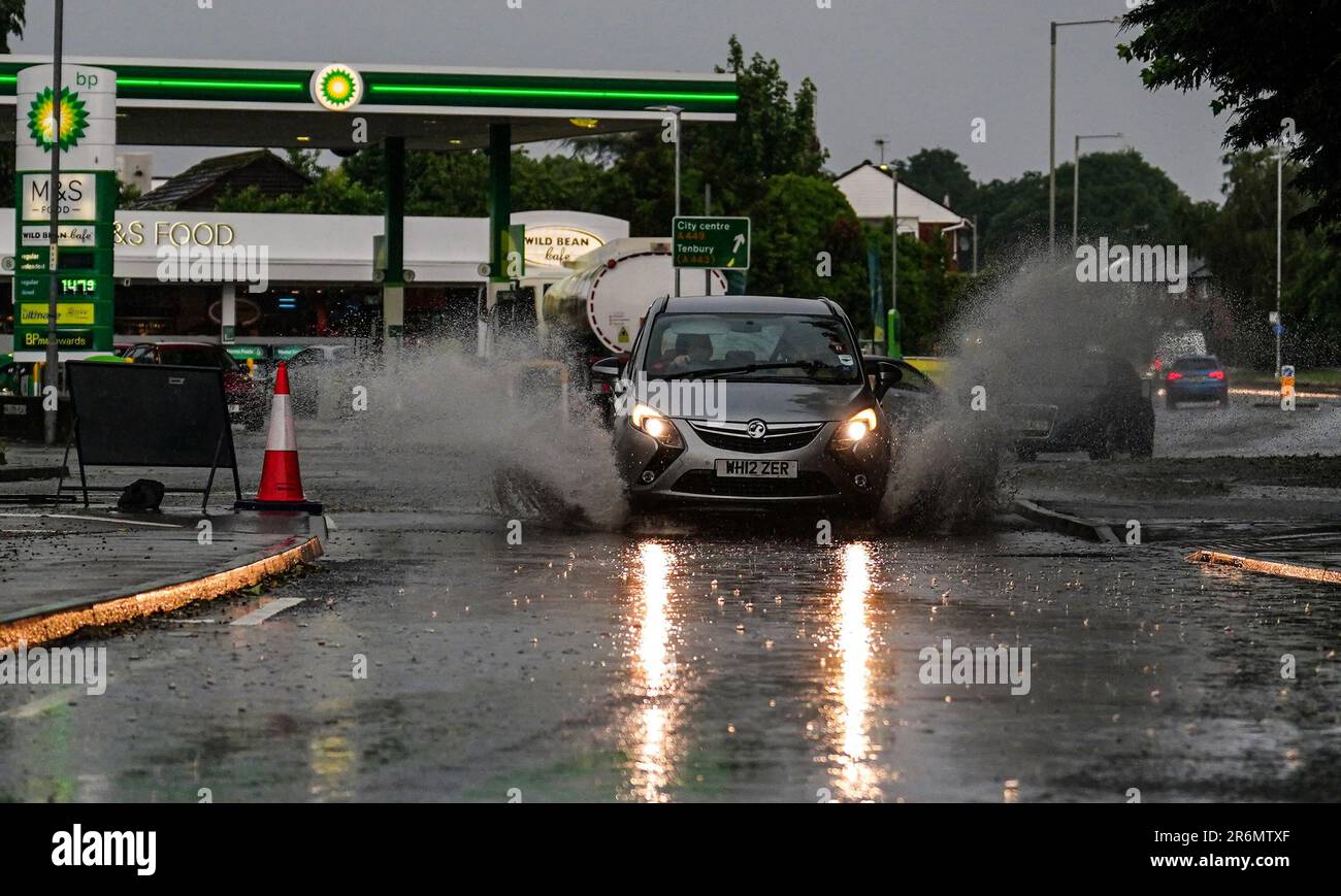 Die Fahrzeuge werden nach einem Nachmittag voller Gewitter durch Sturmflutungen im Gebiet von Lower Wick in Worcester gefahren. Foto: Samstag, 10. Juni 2023. Stockfoto