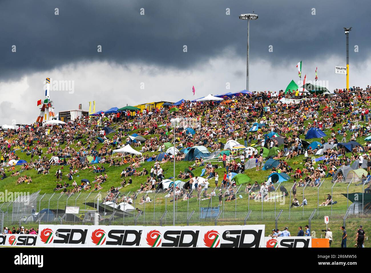 Mugello, Italien. 10. Juni 2023. Fans von Mugello International Circuit stehen während des Tissot Sprint MotoGP Grand Prix von Italien, MotoGP World Championship in Mugello, Italien, Juni 10 2023 Kredit: Independent Photo Agency/Alamy Live News Stockfoto
