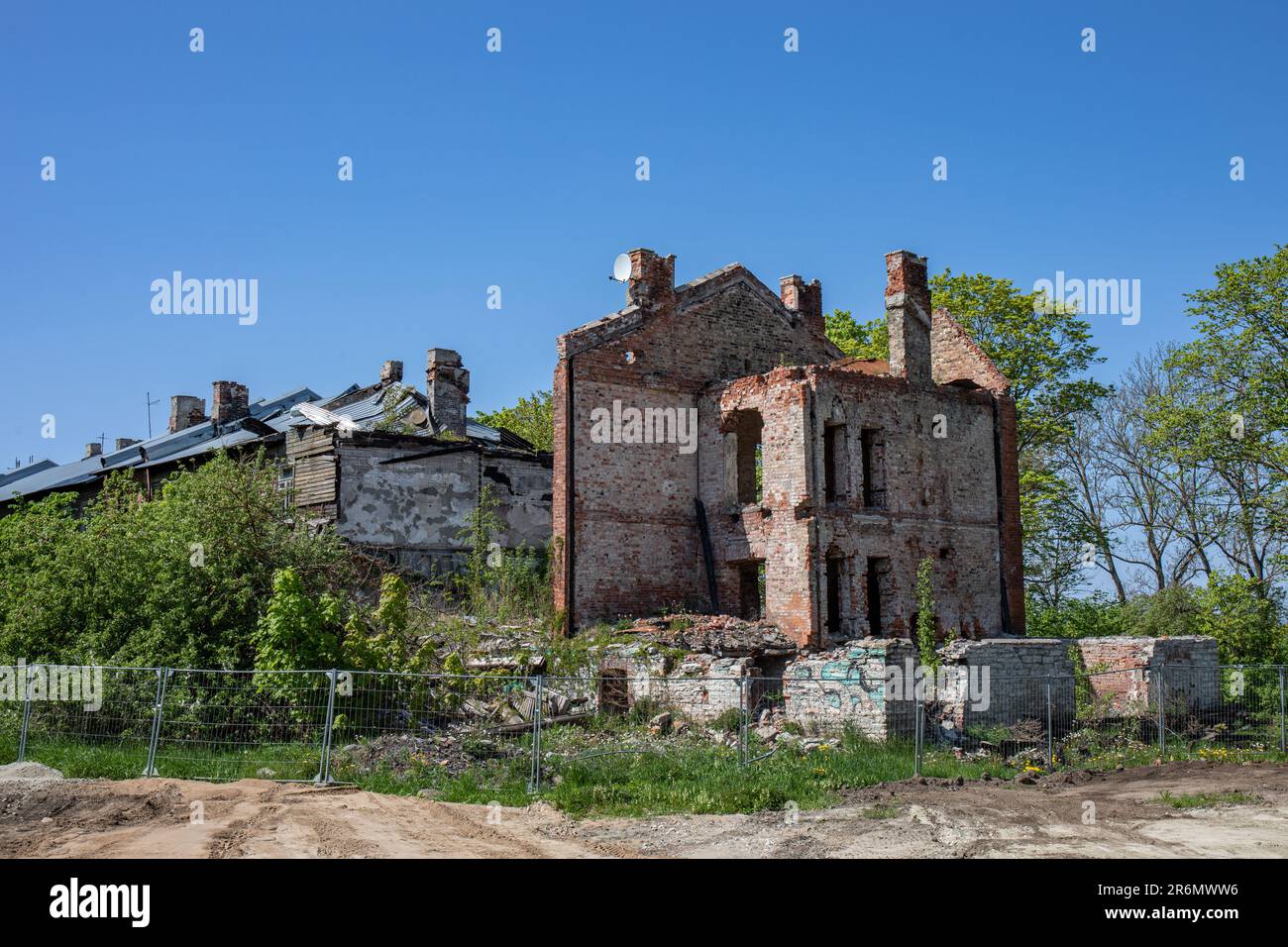 Ruinen eines alten verlassenen Wohngebäudes vor klarem blauen Himmel bei Kopli Lines oder Kopli liinid in Tallinn, Estland Stockfoto